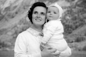 św. Joanna Beretta Molla Czarno-białe zdjęcie św. Joanny Beretty Molli z niemowlęciem na rękach.