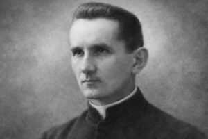 Bł. Henryk Kaczorowski na czarno-białym portrecie w sutannie, ujęty z profilu