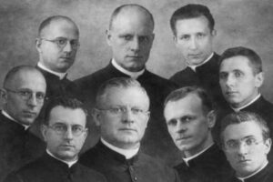 bł. Męczennicy Salezjańscy Męczennicy salezjańscy - biało-czarny obrazek ukazujący twarze bł. Jana Świerca i 8 Towarzyszy