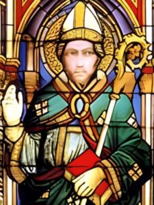 Witraż przedstawiający biskupa świętego Herkulan z Brescii z pastorałem i księgą.