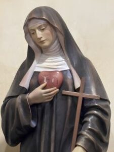 Święta Klara z Montefalco w stroju zakonnym - figura z sercem i krzyżem