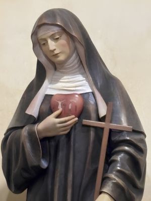 Święta Klara z Montefalco w stroju zakonnym - figura z sercem i krzyżem