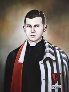 Błogosławiony Władysław Mączkowski w sutannie z czerwoną stułą i obozowym pasiaku.