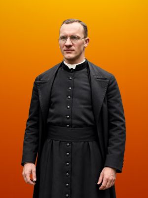 Błogosławiony Marcin Capelli w stroju sercańskim i płaszczu na pomarańczowym tle.