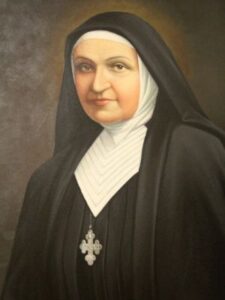 Błogosławiona Celina Borzęcka w ciemnym habicie, z krzyżem na piersi.